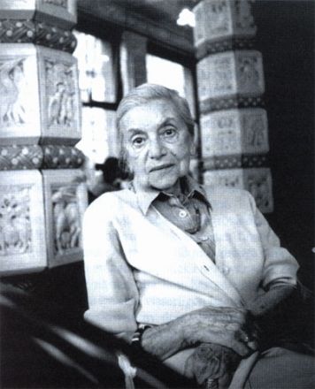 Lenka Reinerová på kafé Imperial, Prag 2004. Foto © Miro Svolik