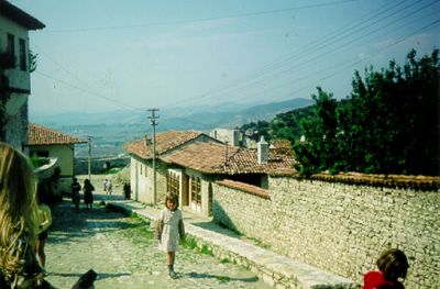 Berat (möjligen Gjirokastër). Berat (möjligen Gjirokastër).